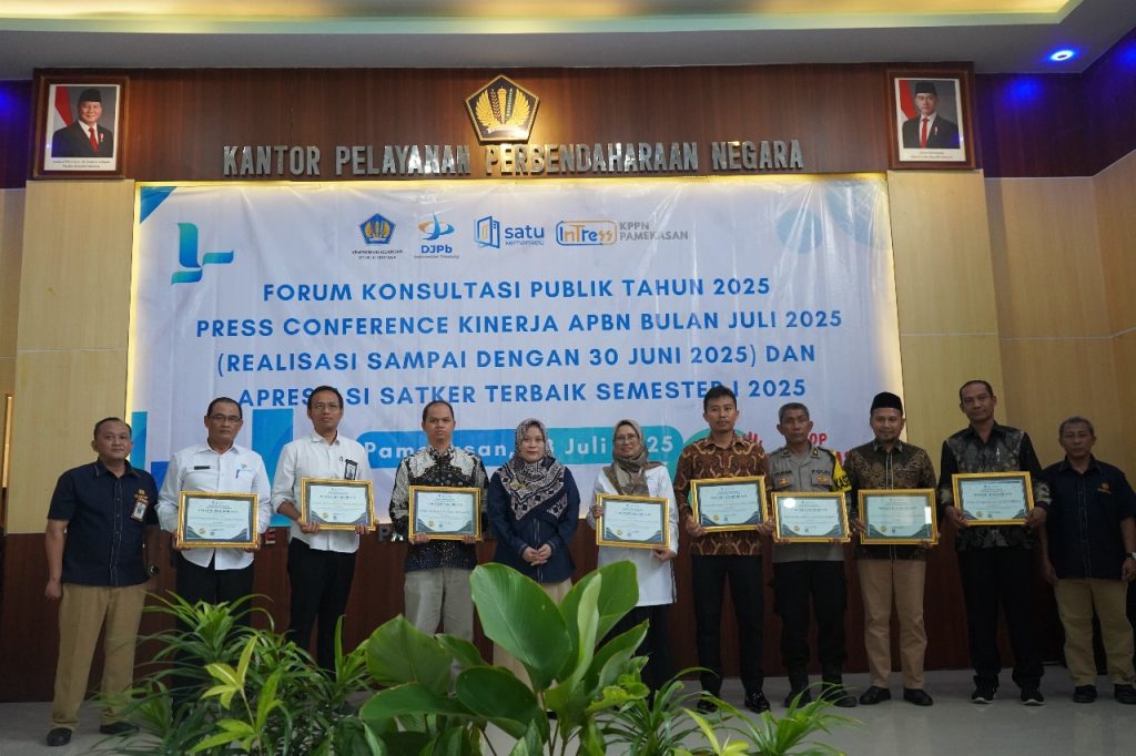 Koordinator Keuangan Politeknik Negeri Madura saat menerima penghargaan